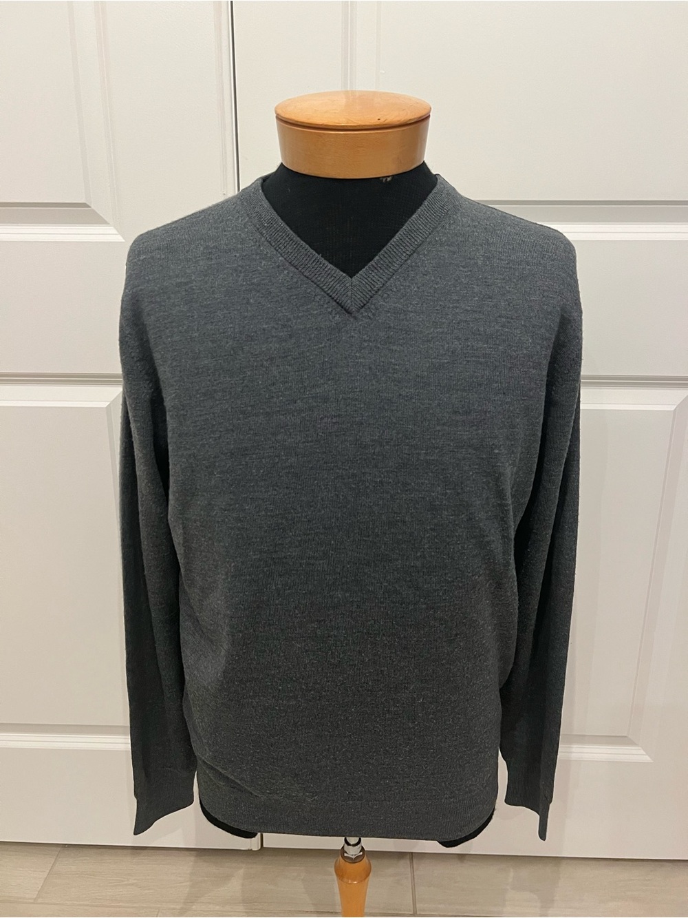 UNTUCKit Men’s Large Gray 100% Merino Wool V-Neck Pullover Sweater